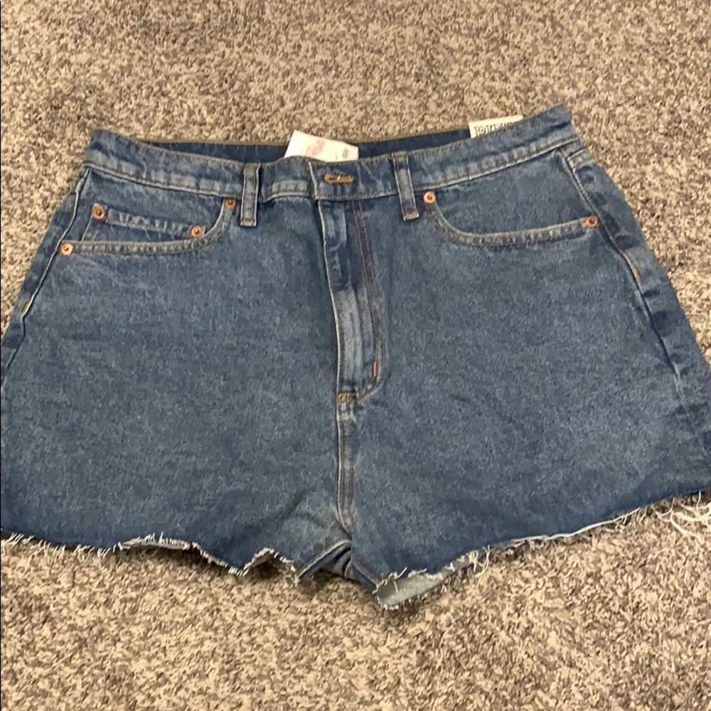 HIGH-WAISTED CUT OFF SHORTS